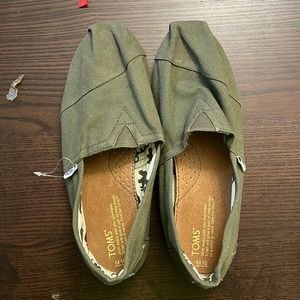 New TOMS olive green slip on shoes mens 10